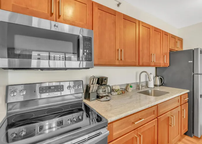 Standard Waikiki Banyan Condo With Mountain View Condo