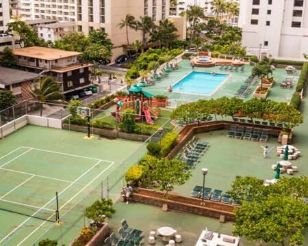 Standard Waikiki Banyan With Mountain View