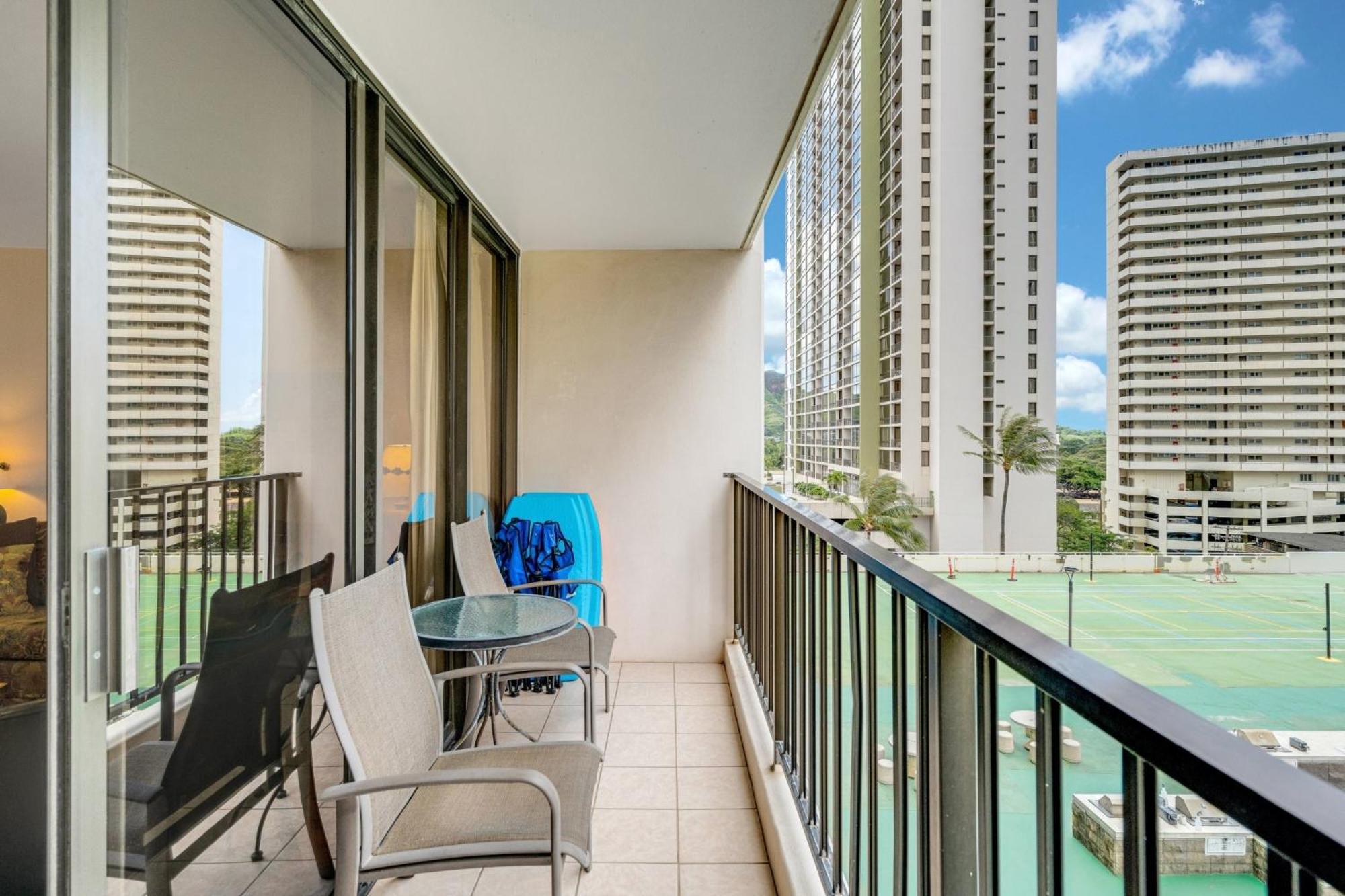 Standard Waikiki Banyan With Mountain View